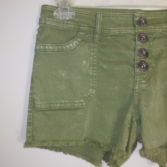 True Craft Army Green Distressed High Waisted Button Up Jean Shorts Size 3 - Picture 3 of 9